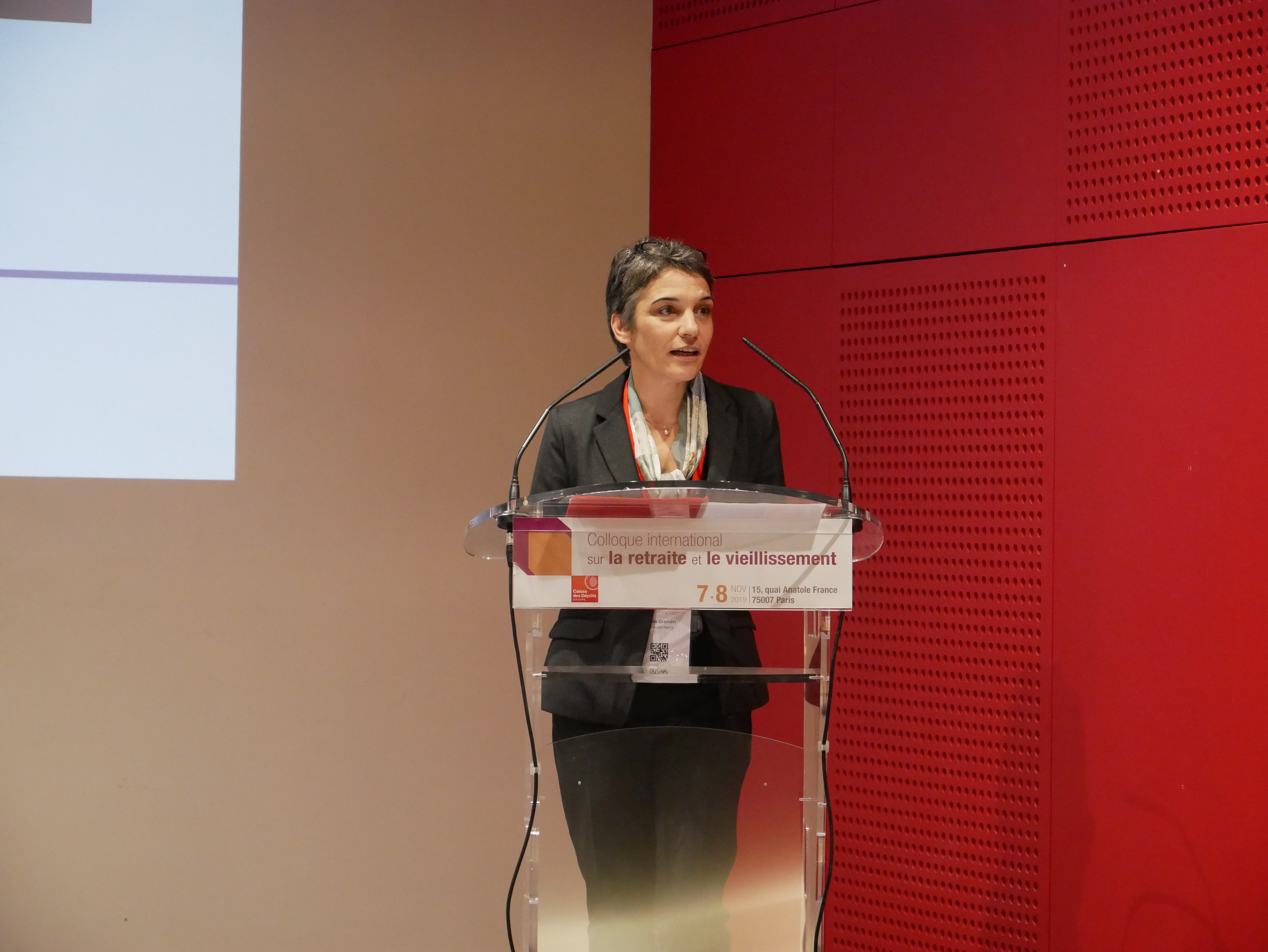 Agnès Gramain (Université de Lorraine) présente les caractéristiques du système français en matière de prise en charge de la dépendance et apporte des éléments de réponses sur les acteurs de terrain, les lieux de vie et les coûts
