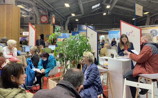 Des futurs retraités attendent leur entretien information retraite sur le stand Caisse des Dépôts au Salon des seniors de Paris