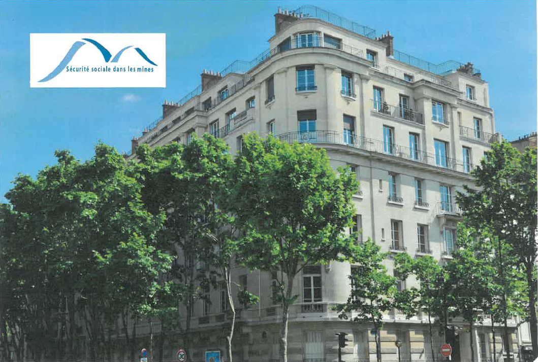 Bâtiment de la CAROM, 56 rue de Lille, Paris VIIᵉ – la porte principale du 77 avenue de Ségur, ornée d’une plaque en fonte représentant un mineur actionnant sa pioche 