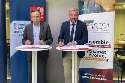 Michel Yahiel et Guillaume Dartois signent la convention d'abondement entre la Caisse des Dépôts et le FAFCEA